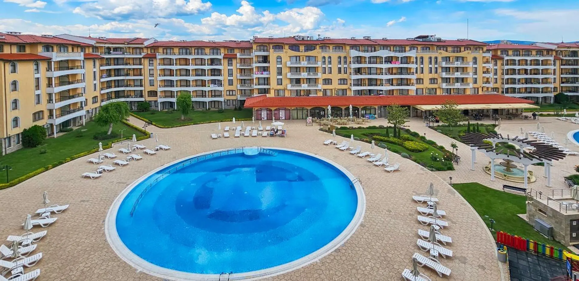 アパートホテル Royal Sun Apartments サニービーチ